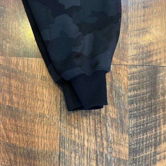 Lululemon joggers4 (4400) - Picture 3 of 7